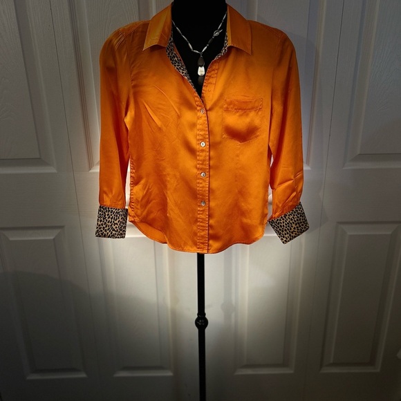 Robbie Bee Luxury %100 silk button down with cheetah print cuffs! - Picture 3 of 11